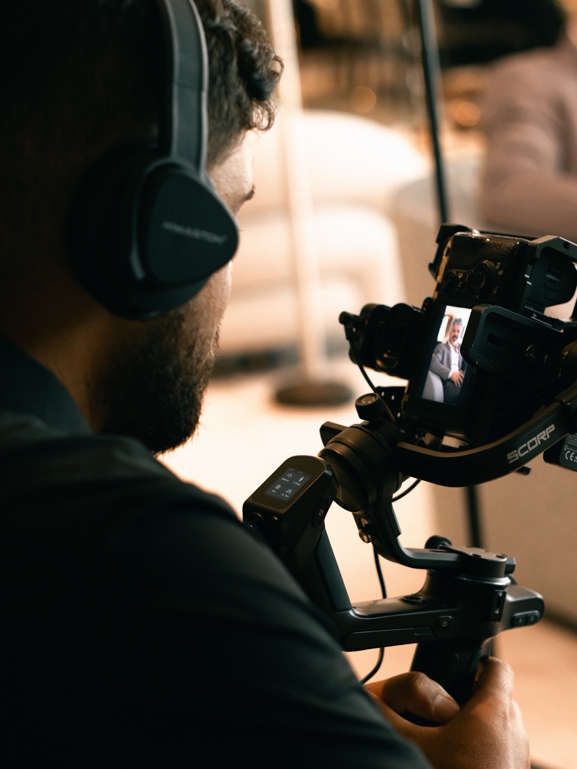 Cinegrafista da GB acompanhando a gravação pelo monitor da câmera