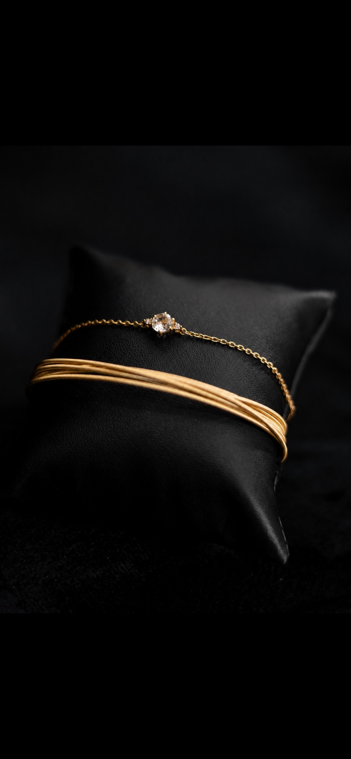 Fotografia de produto: bracelete dourado sobre fundo preto