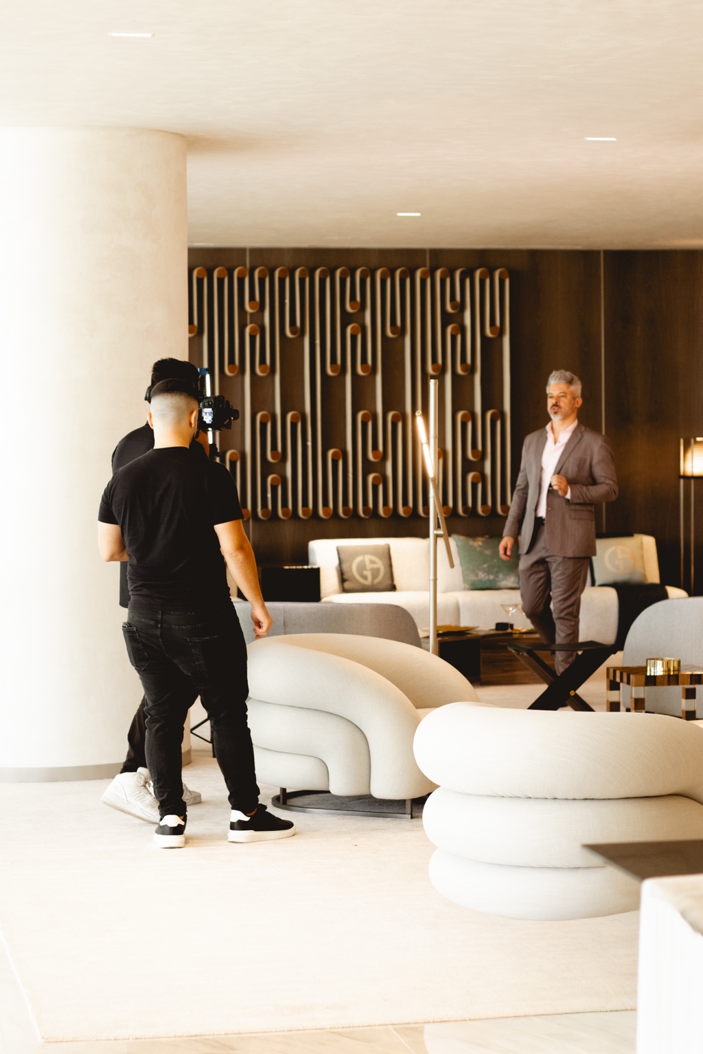 Equipe da GB gravando em um ambiente amplo de arquitetura clara