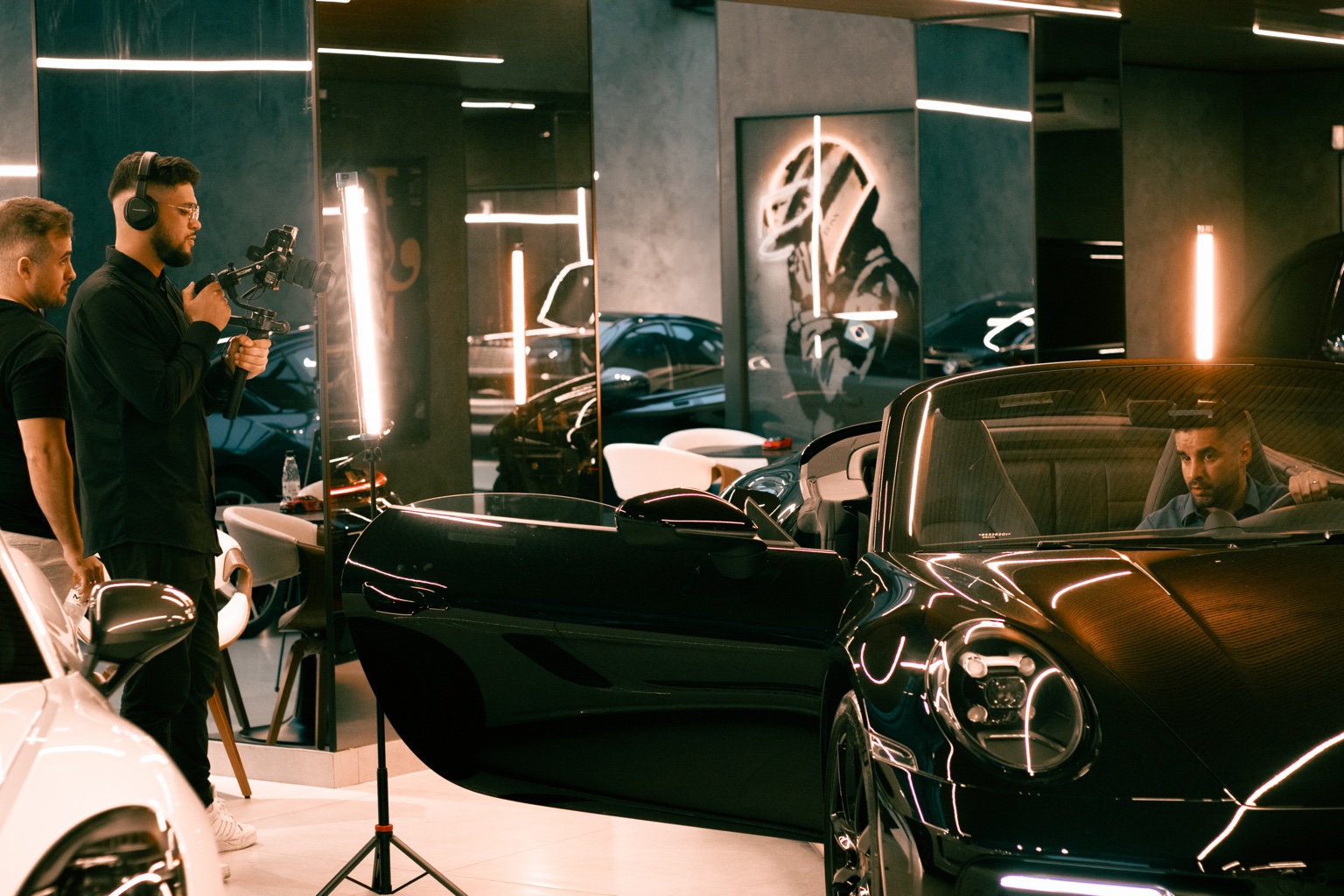 Gravação em showroom automotivo com iluminação cinematográfica